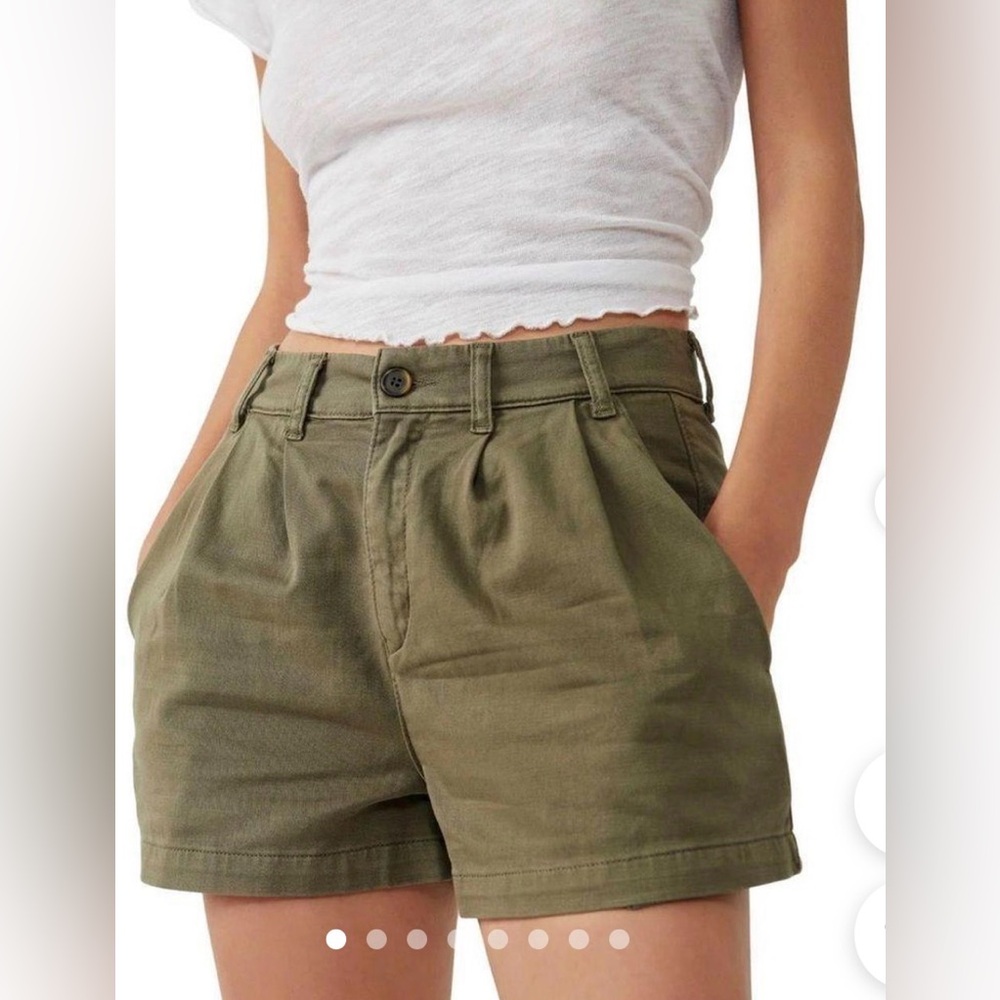 Free People Billie Chino Shorts in Army Green size 10, Like-New!